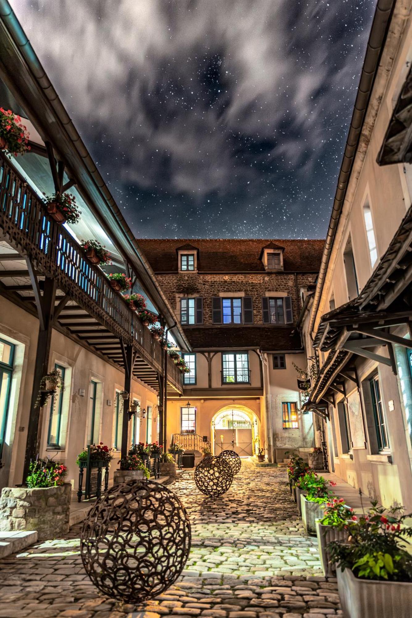 Hotel De La Poste Avallon Bagian luar foto